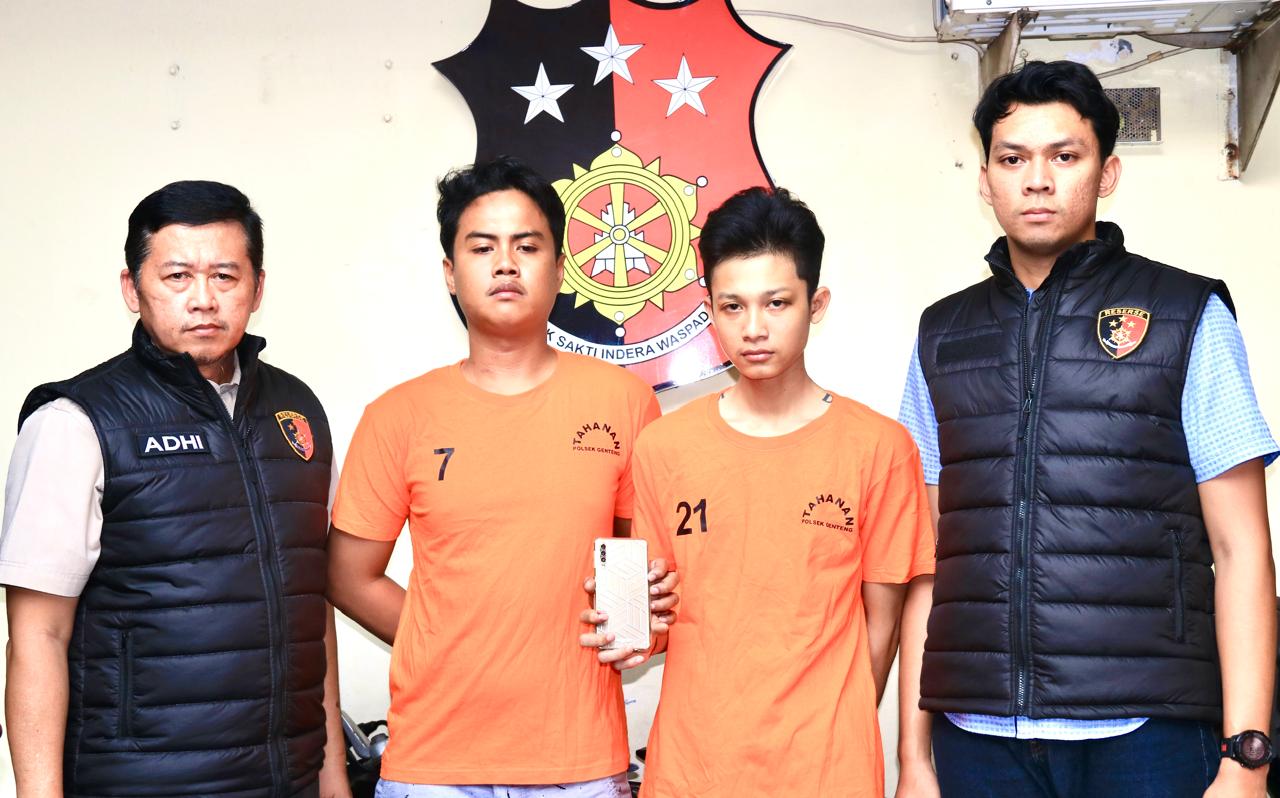 KEOK: Dua tersangka diamankan di Polsek Genteng. Mereka sempat ajak duel anggota di Ambengan, Surabaya (IST).