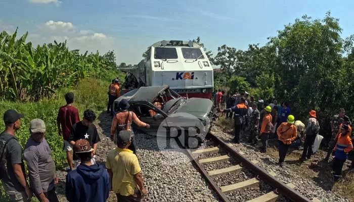 Kondisi KA Pandalungan yang ditarik Loko CC 203 usai menabrak Kijang LGX yang ditumpangi rombongan majelis Ponpes Sidogiri.