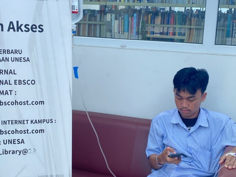 DEMI MASA DEPAN: Peserta UTBK dari Gresik, Muhammad Aimanur Razzaq, saat rehat UTBK di UNESA Kampus 2 Lidah Wetan, Surabaya. dengan selang dan botol infus di lengannya.