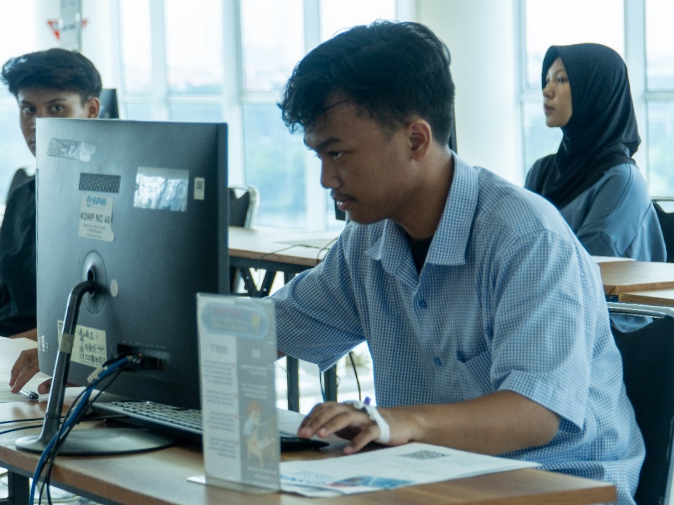 TETAP SEMANGAT: Peserta UTBK, Muhammad Aimanur Razzaq terlihat menggunakan selang infus saat UTBK sesi siang di Universitas Negeri Surabaya (UNESA) Kampus 2 Lidah Wetan, Surabaya.