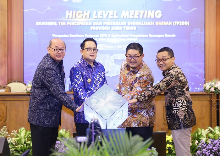 HIGH LEVEL MEETING: Pj Gubernur Jatim Adhy Karyono (dua dari kiri) saat memimpin High Level Meeting (HLM) Rakorwil Tim Percepatan dan Perluasan Digitalisasi Daerah (TP2DD) di Grahadi, Selasa (7/5).