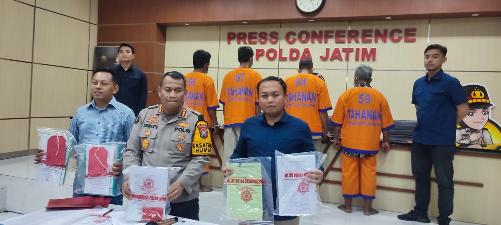 Empat kepala desa dari Kabupaten Bojonegoro ditahan di Polda Jawa Timur karena dugaan korupsi (MAHRUS/RADAR SURABAYA).