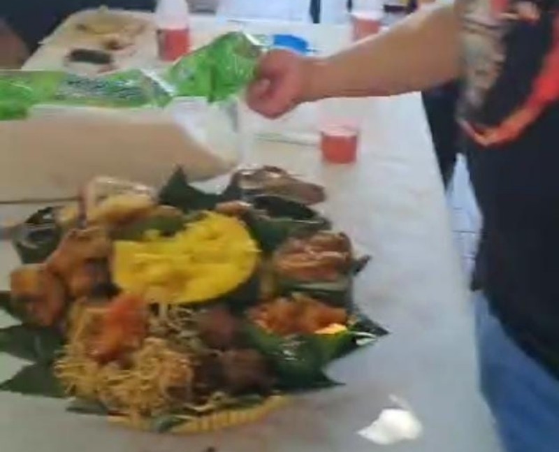 Tumpeng yang hendak dikirim diacak-acak puluhan preman. Korban sempat pingsan.