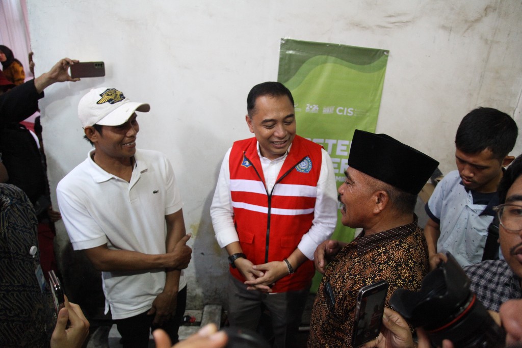 Wali Kota Surabaya Eri Cahyadi didampingi Dirut PDAM Arief Wisnu Cahyono berbincang dengan warga usai meresmikan master meter di kawasan pemukiman Tambak Mayor Dalam, Surabaya.