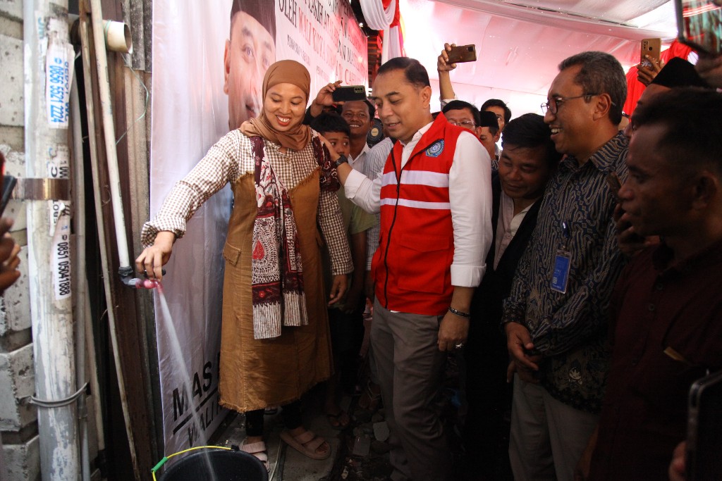 Wali Kota Surabaya Eri Cahyadi didampingi Dirut PDAM Arief Wisnu Cahyono berbincang dengan warga usai meresmikan master meter di kawasan pemukiman Tambak Mayor Dalam, Surabaya.