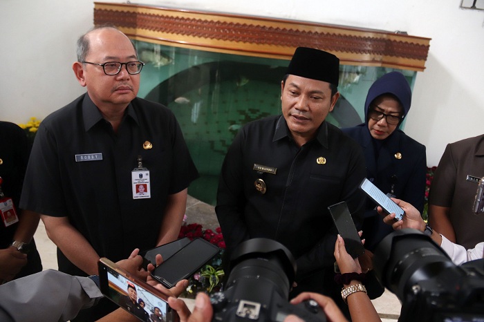 LANGSUNG: Pj Sekdaprov Jatim Bobby Soemiarsono memberikan keterangan terkait penunjukkan Plt Bupati Sidoarjo Subandi, di Kantor Gubernur Jatim, Rabu (8/5).  (ANDY S/RADAR SURABAYA)