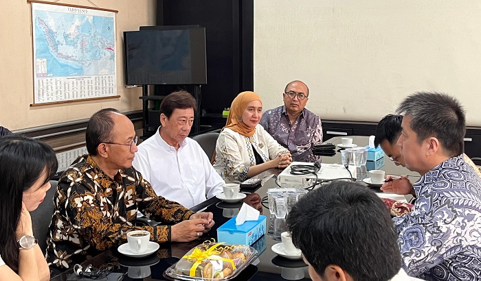 HANGAT: Suasana akrab pertemuan Kadin Jatim dengan Konsul Jenderal Konsulat Jenderal Tiongkok di Surabaya yang digelar di Graha Kadin Jatim, Selasa (7/5). (MUS P/RADAR SURABAYA)