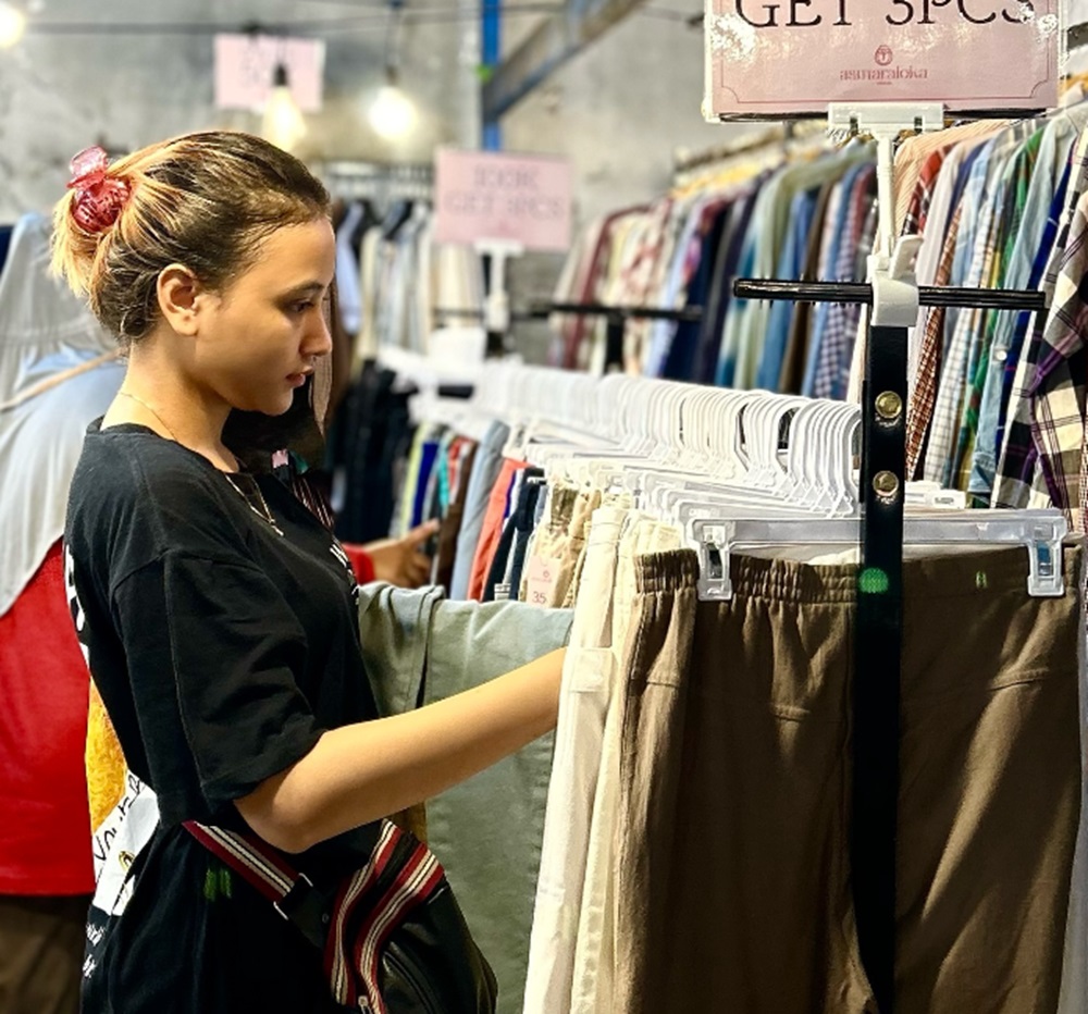 Berbelanja secara thrifting kini jadi pilihan anak muda Surabaya untuk mendapatkan pakaian bermerek dengan harga terjangkau.