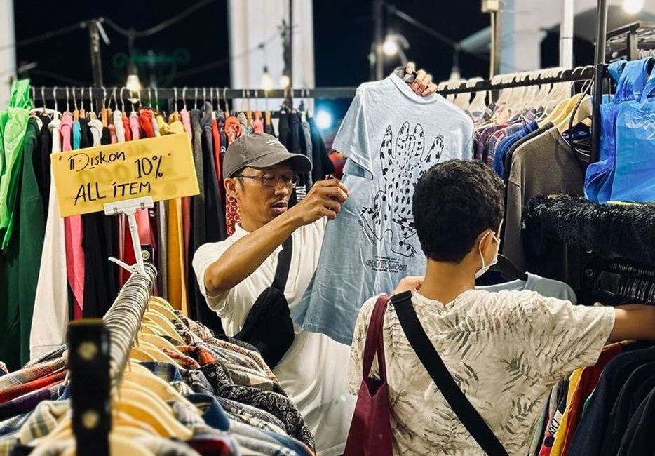 Berbelanja secara thrifting kini jadi pilihan anak muda Surabaya untuk mendapatkan pakaian bermerek dengan harga terjangkau.