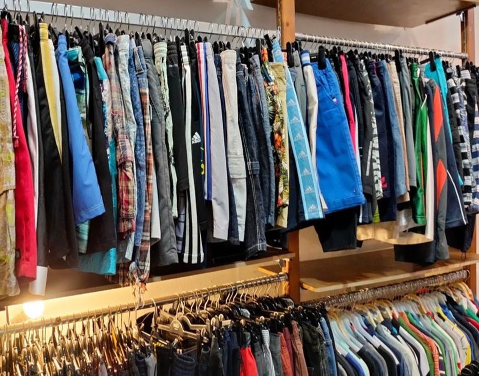Di Gangbuntu Secondshop barang-barang thrift kebanyakan untuk laki-laki.