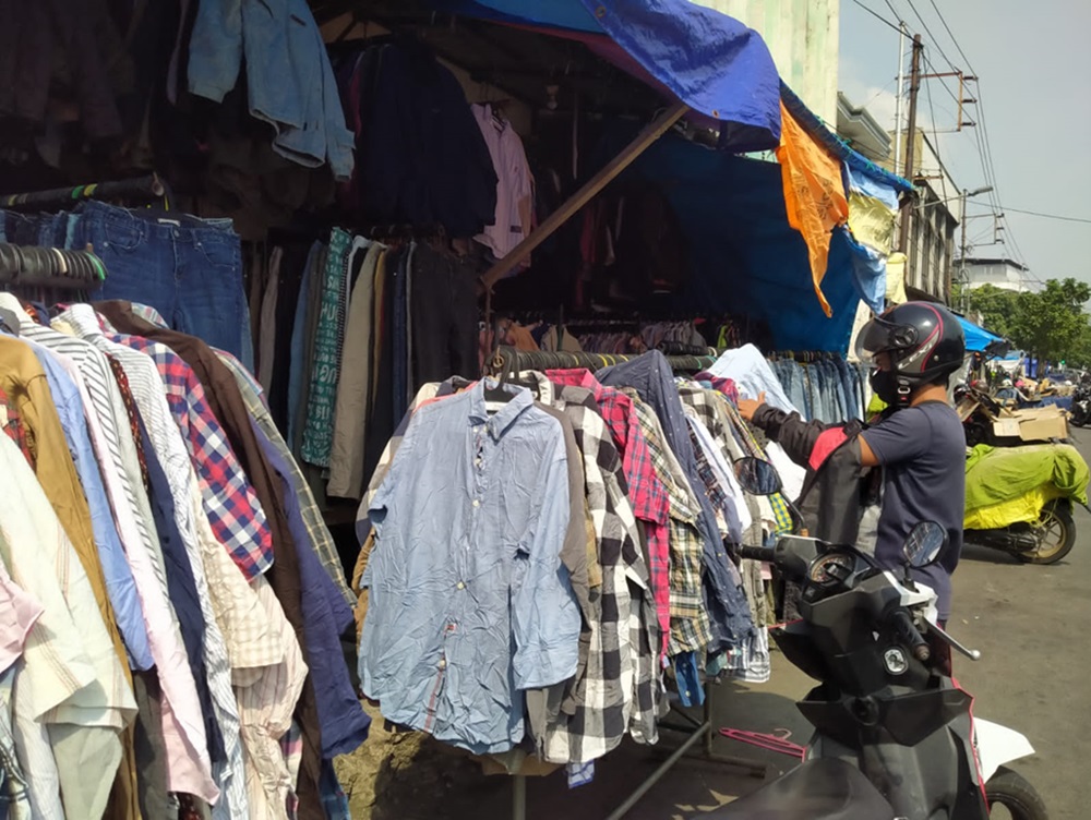 Tak hanya barang bekasnya, di Pasar Gembong kini jugabanyak pedagang menyediakan barang thrifted.