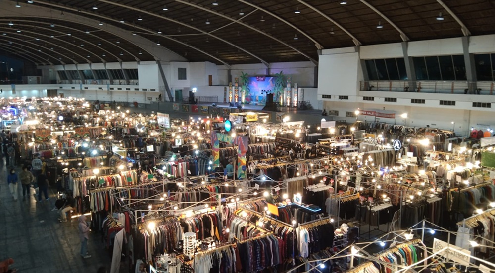 Jatim Expo kerap menjadi tempat diadakannya acara thrifting untuk periode waktu tertentu.