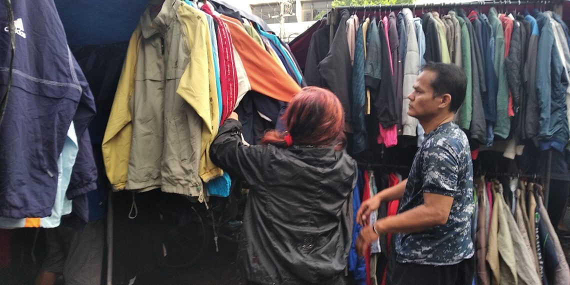 Pasar pagi Tugu Pahlawan menjadi salah satu jujukan berburu barang thrifted.