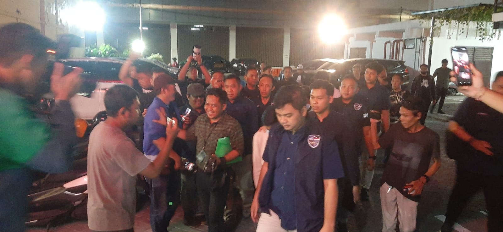Polisi menggiring ketiga pria Y, A, S untuk diperiksa di Ditreskrimsus Polda Jatim (IST).