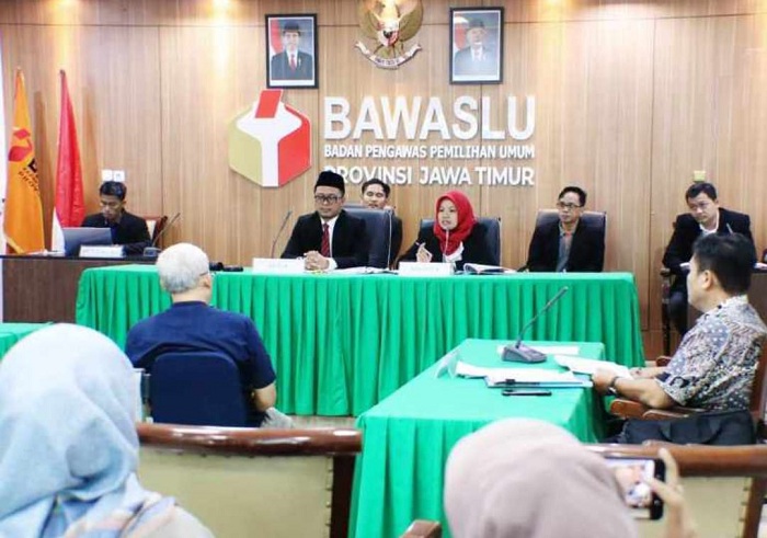 SERIUS: Suasana sidang dugaan pelanggaran administrasi DPD Kondang Kusumaning Ayu. (MUS PURMADANI/RADAR SURABAYA)