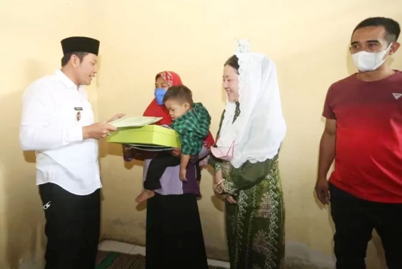 AKSI SOSIAL: Ning Tiwi (dua dari kiri) mendampingi Wakil Bupati Sidoarjo H. Subandi (kiri) memberikan bantuan untuk Deni Ridho Kasi Saputera.