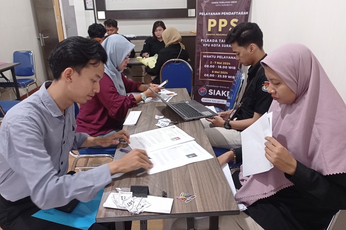SERIUS: Warga antre untuk melakukan pendaftaran anggota Panitia Pemungutan Suara (PPS) di kantor KPU Surabaya, Jalan Adityawarman, Surabaya. (SURYANTO/RADAR SURABAYA)