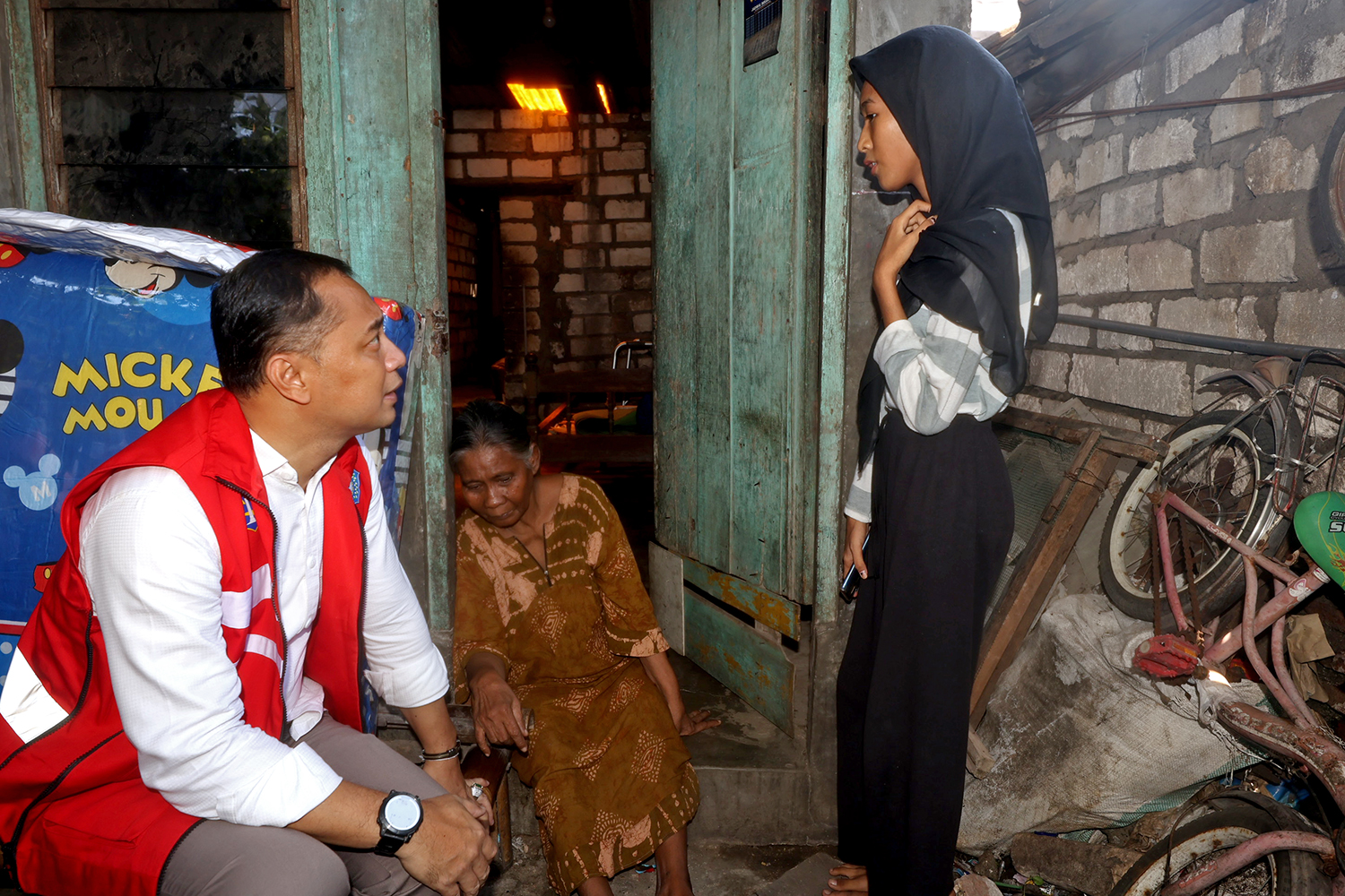 Wali Kota Surabaya Eri Cahyadi menemui warga kurang mampu di Tambak Mayor, Surabaya (SURYANTO/RADAR SURABAYA).