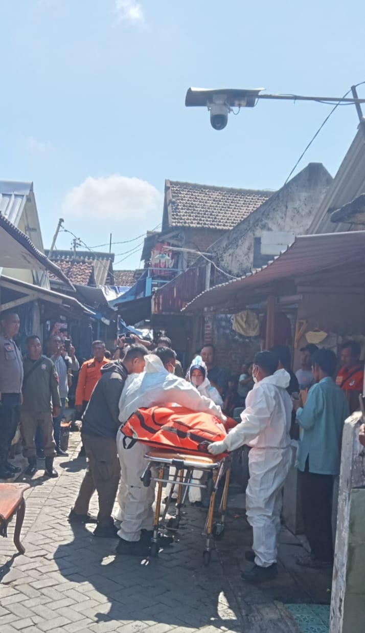 Petugas  membawa jenazah korban Rusmi, 77, menuju ambulans untuk dibawa ke rumah sakit (IST).