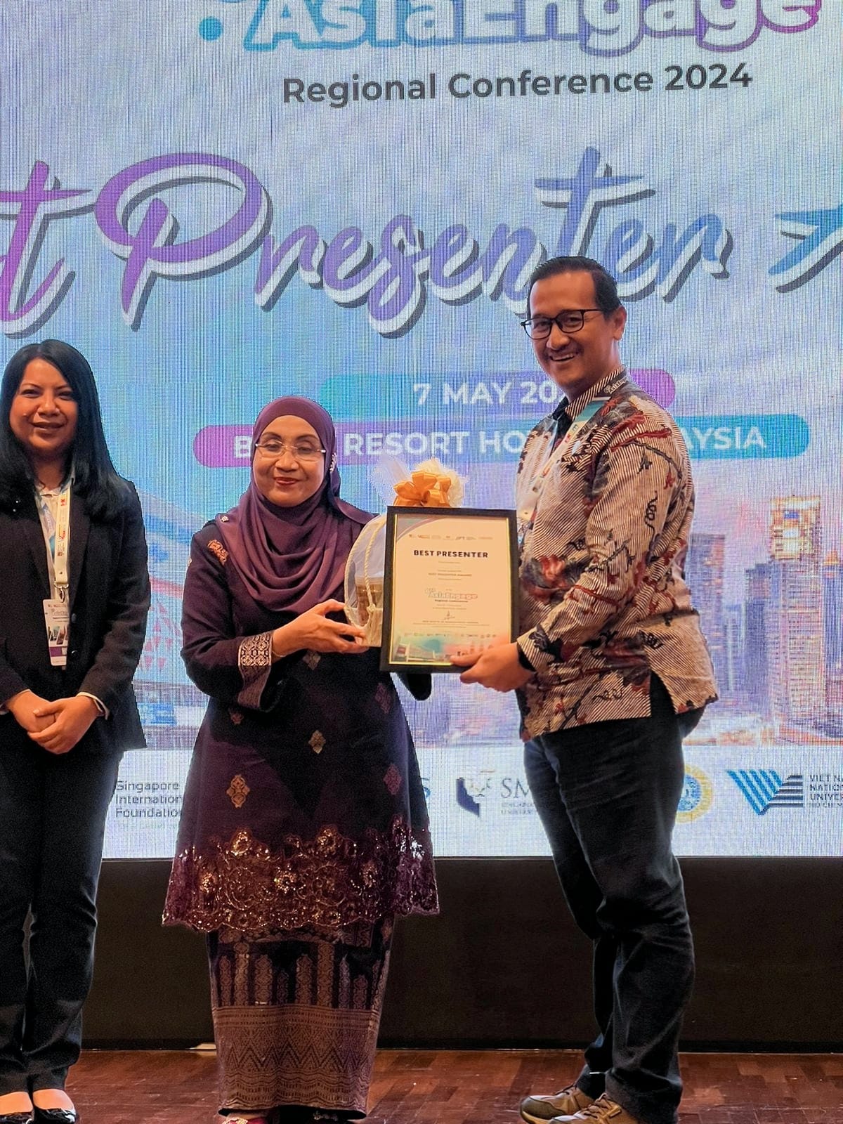 DR. dr. Niko Azhari Hidayat menerima penghargaan Best Presenter Award di 6th Asia Engage Regional Conference 2024 di Bangi Resort Hotel, Malaysia.