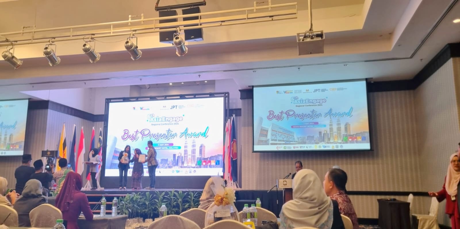 Suasana penyerahan penghargaan Best Presenter Award kepada DR. dr. Niko Azhari Hidayat di 6th Asia Engage Regional Conference 2024 di Bangi Resort Hotel, Malaysia.