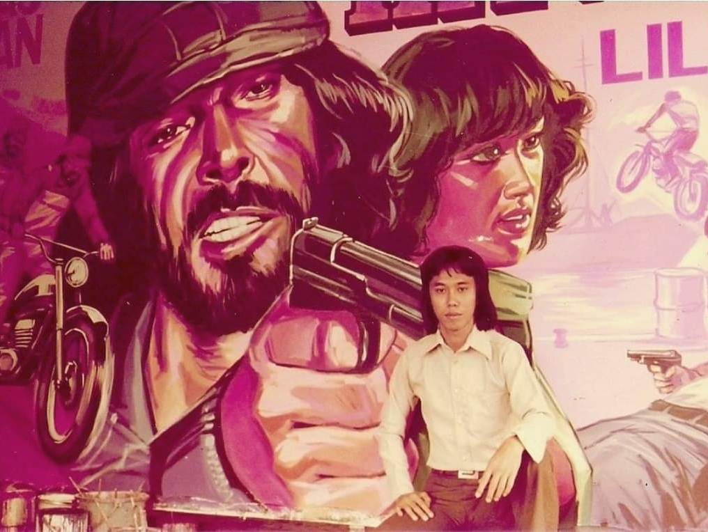 GAMBAR: Andreanus Gunawan di depan gambar film bioskop hasil karyanya.