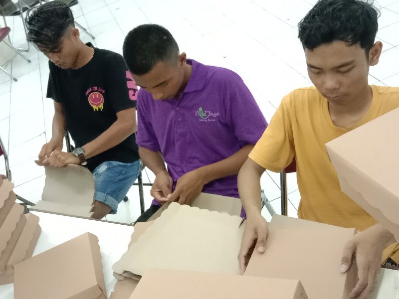 MULAI DILIPAT: Kardus untuk kue dan buah telah mulai disiapkan untuk konsumsi jemaah haji ketika masuk di Asrama Haji Sukolilo, Surabaya.