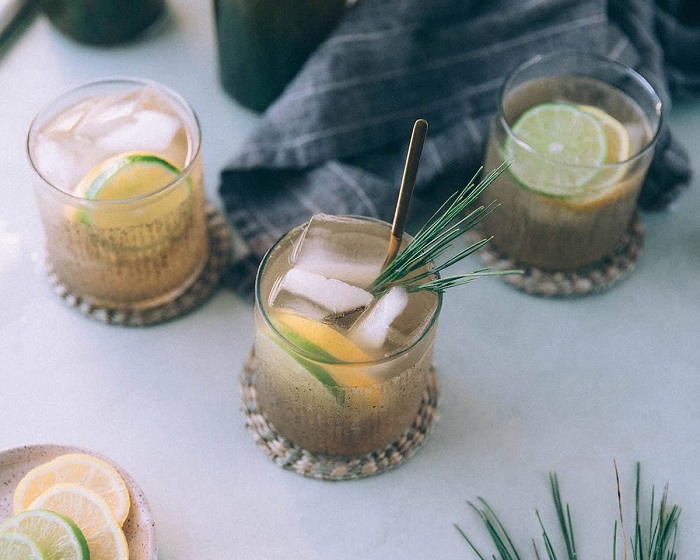 NIKMAT: Segarnya soda daun pinus, cocok diminum saat musim panas. (GROW FORAGE COOK FERMENT)
