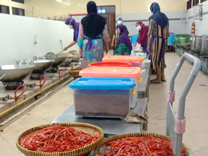 PERSIAPAN MASAK: Jelang masuknya jemaah haji kloter 1-5 di Asrama Haji Sukolilo Surabaya, Sabtu (11/5) pagi 06.00 WIB, petugas bagian dapur mempersiapkan bahan makanan untuk dimasak mulai Jumat (10/5)
