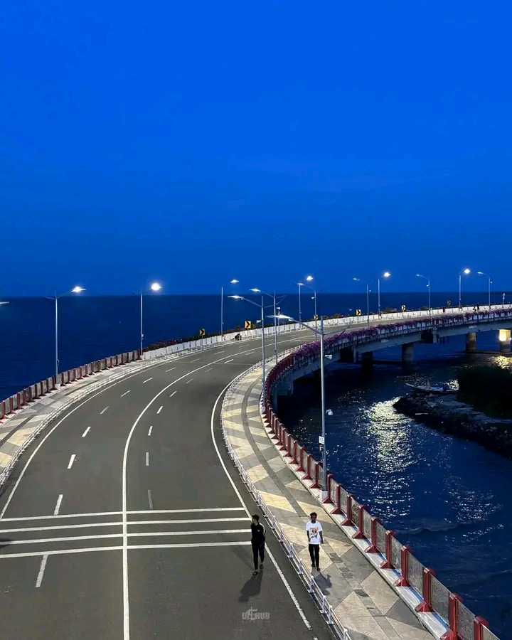Cuaca cerah di kawasan Jembatan Suroboyo (IST).