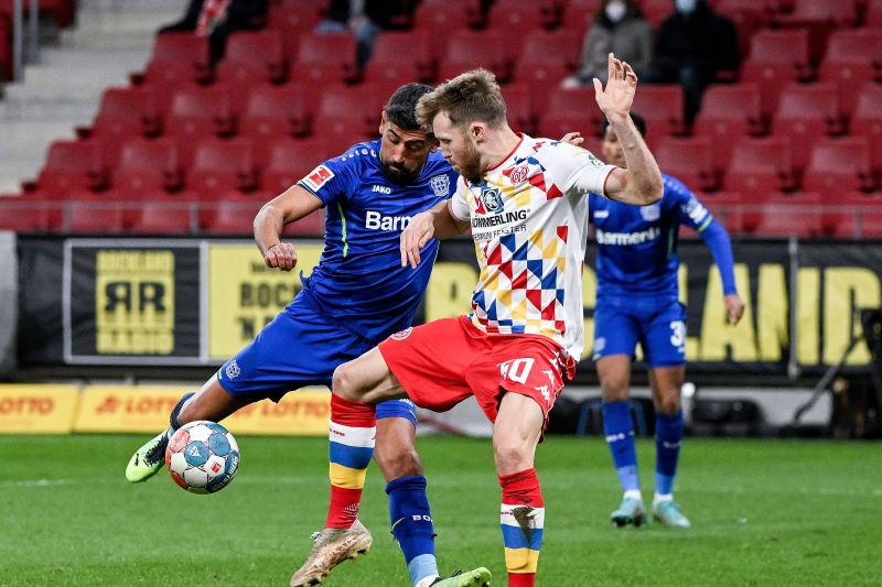 Gelandang Mainz Silvan Widmer (tengah) mempertahankan bola dari sergapan pemain Dortmund di lanjutan pekan ke-33 Bundesliga.