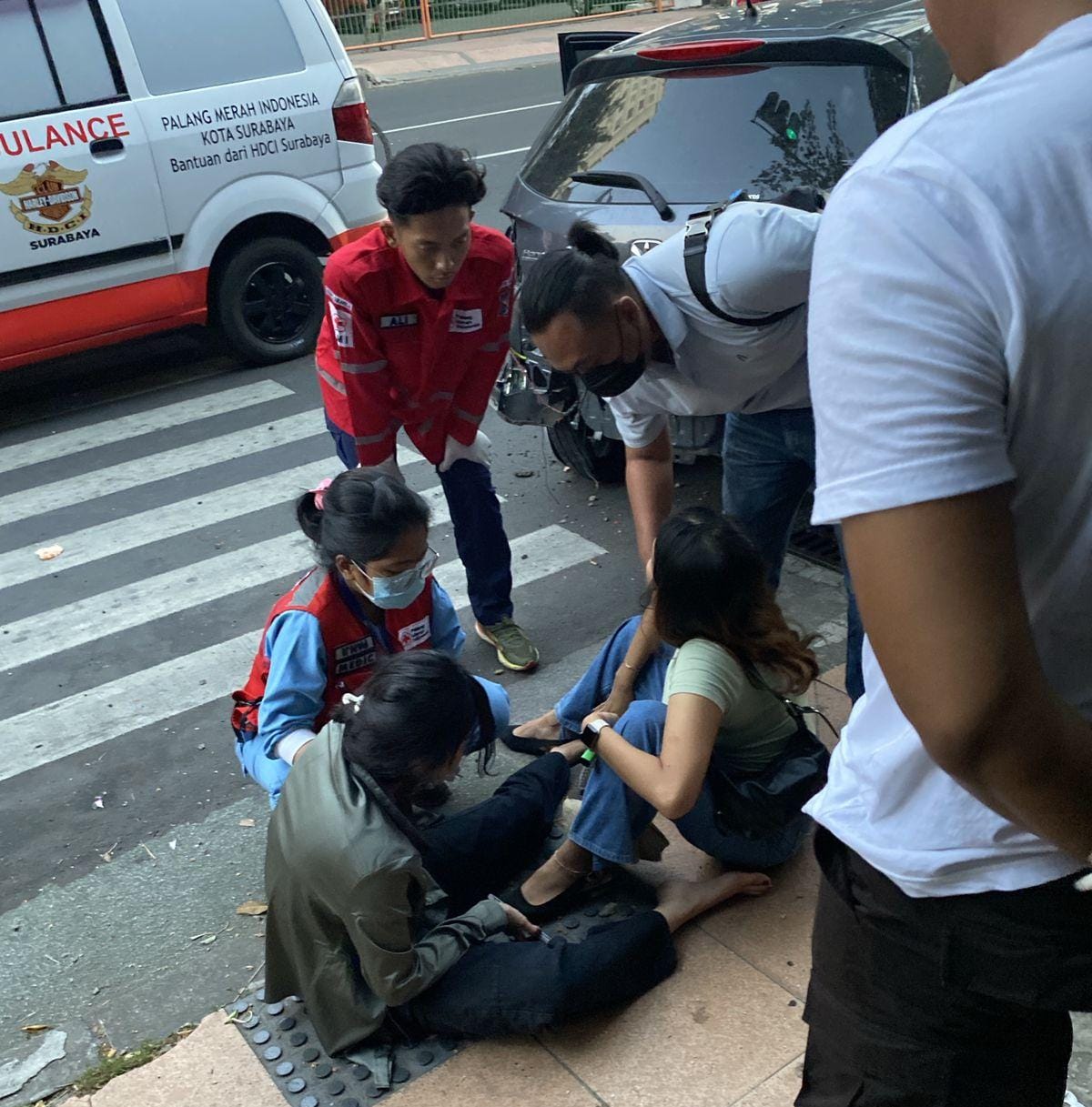 Petugas mengevakuasi korban kecelakaan di Jalan Panglima Surabaya, Surabaya (IST).