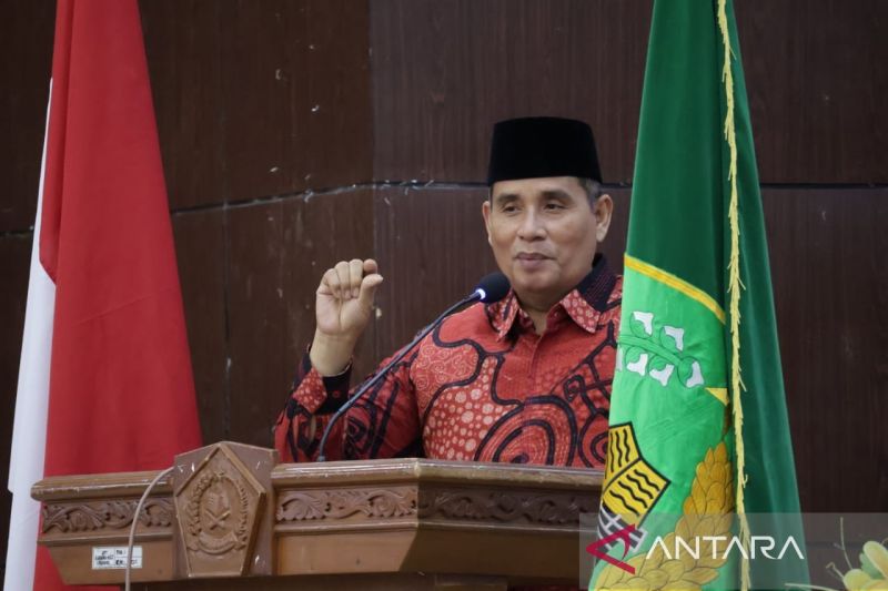 Direktur Bina Umrah dan Haji Khusus Kemenag RI Jaja Jaelani memberikan arahan di Padang, Minggu malam, (11/5/2024).