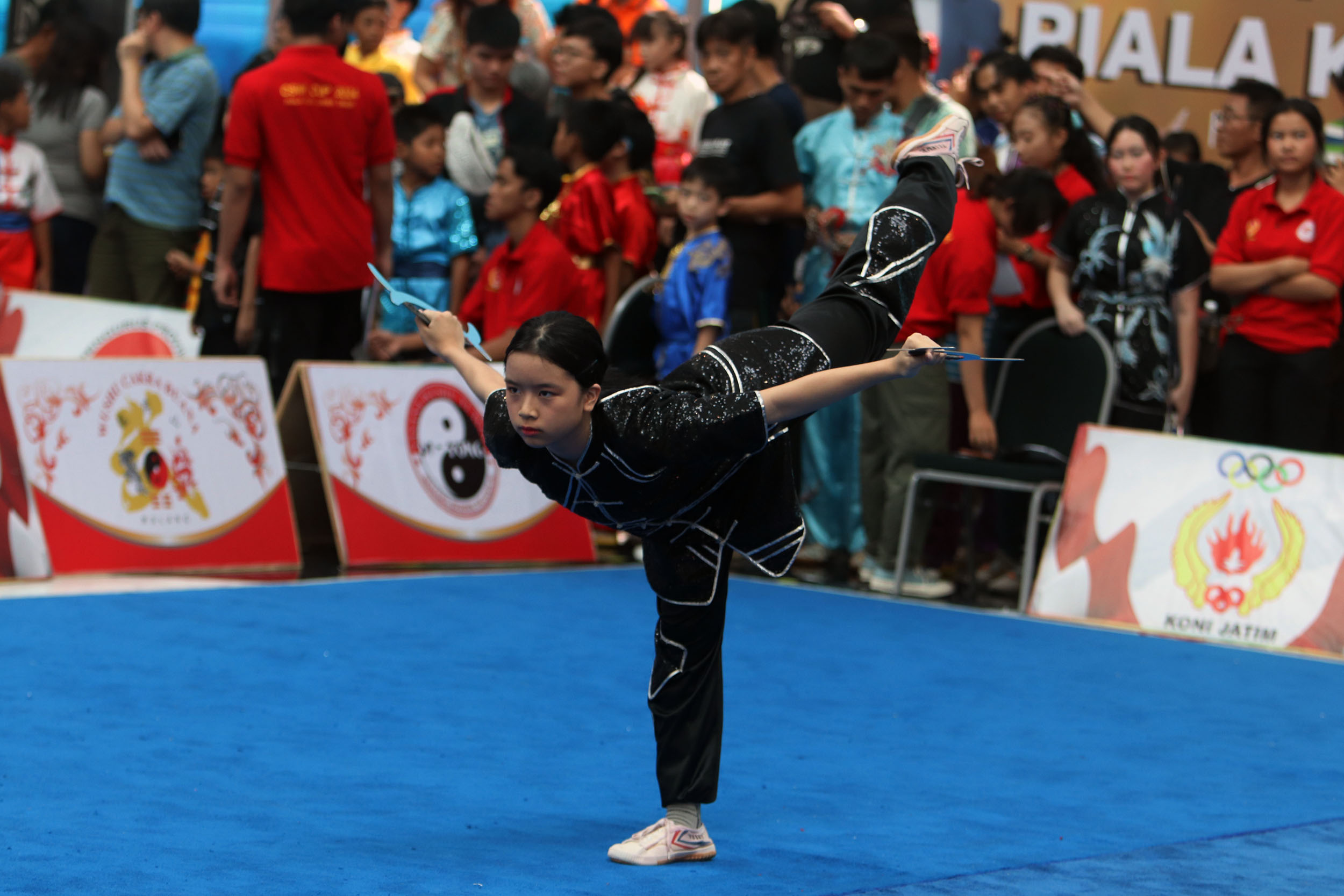 BELADIRI ASAL TONGKOK: Atlet Wushu ketika menunjukkan jurusnya dalam kejuaraan wushu Piala Koni Jatim tingkat nasional yang digelar di Fairway Nine Mall Surabaya, Minggu (12/5).