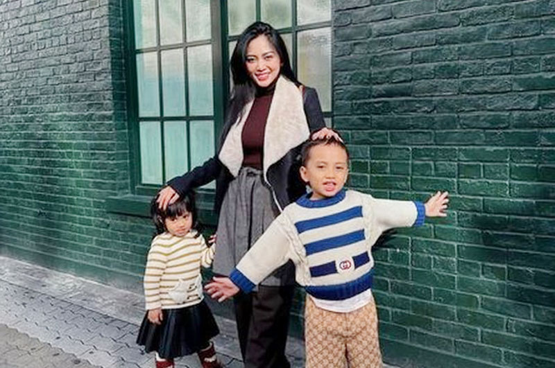 Rachel Vennya bersama kedua anaknya di Unviersal Studio, Jepang.