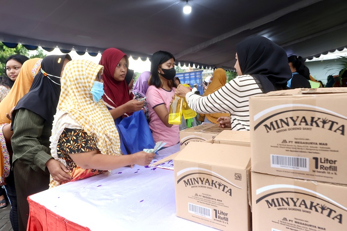 BELANJA: Penjualan Minyakita selalu diserbu mengingat harganya yang masih terjangkau yakni Rp 14 ribu per liter. (SURYANTO/RADAR SURABAYA)