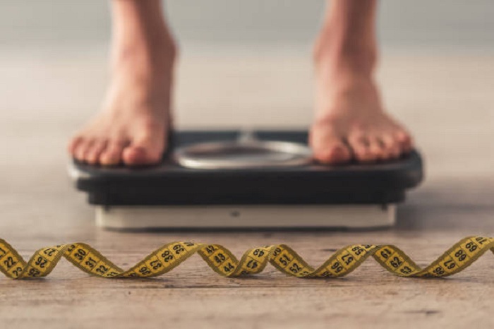 KE KIRI ATAU KANAN: Ilustrasi menimbang berat badan. (ISTOCK)