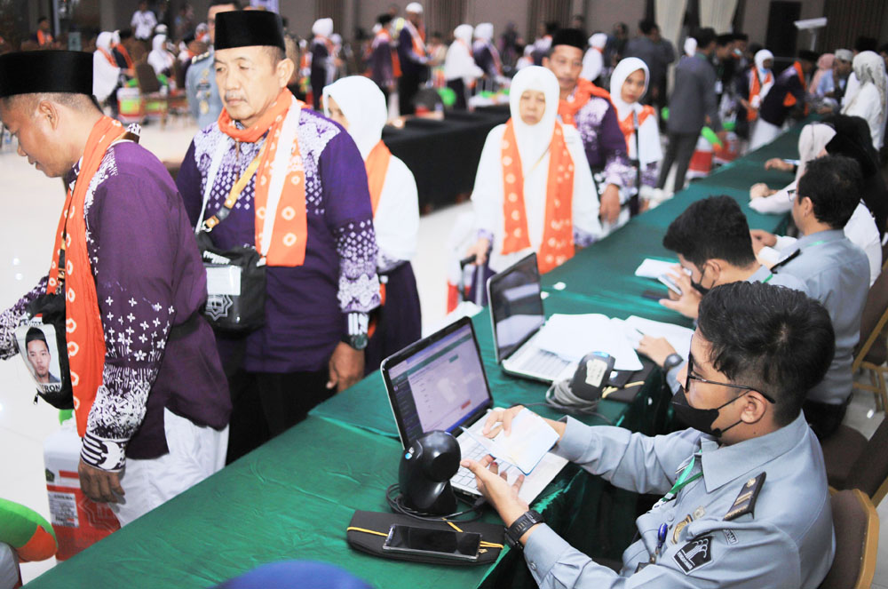 Pelayanan  clearance paspor di Asrama Haji Sukolilo Surabaya.