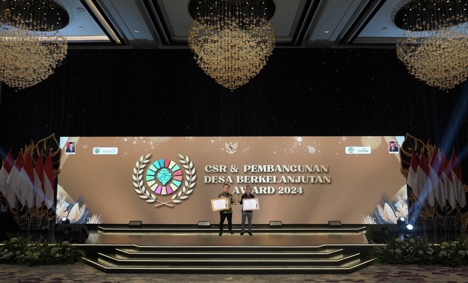 INOVATIF: Mitra binaan TJSL PLN UIP JBTB saat berhasil meraih dua penghargaan pada ajang CSR dan PDB Awards 2024, Selasa (7/5).