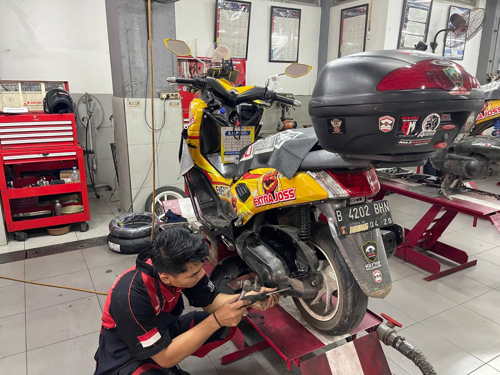Aktivitas di bengkel Yamaha.