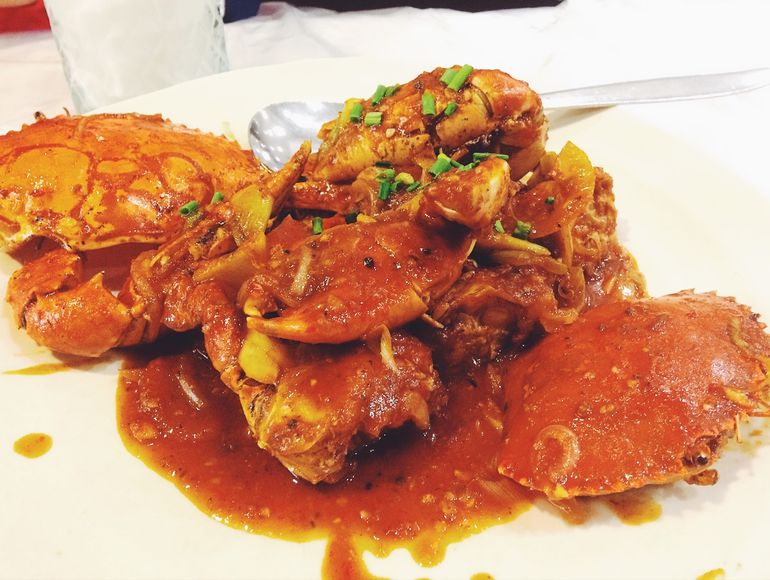 Kepiting Saos Manado khas restoran Layar Seafood di Jalan Raya Manyar Kertoarjo Surabaya.