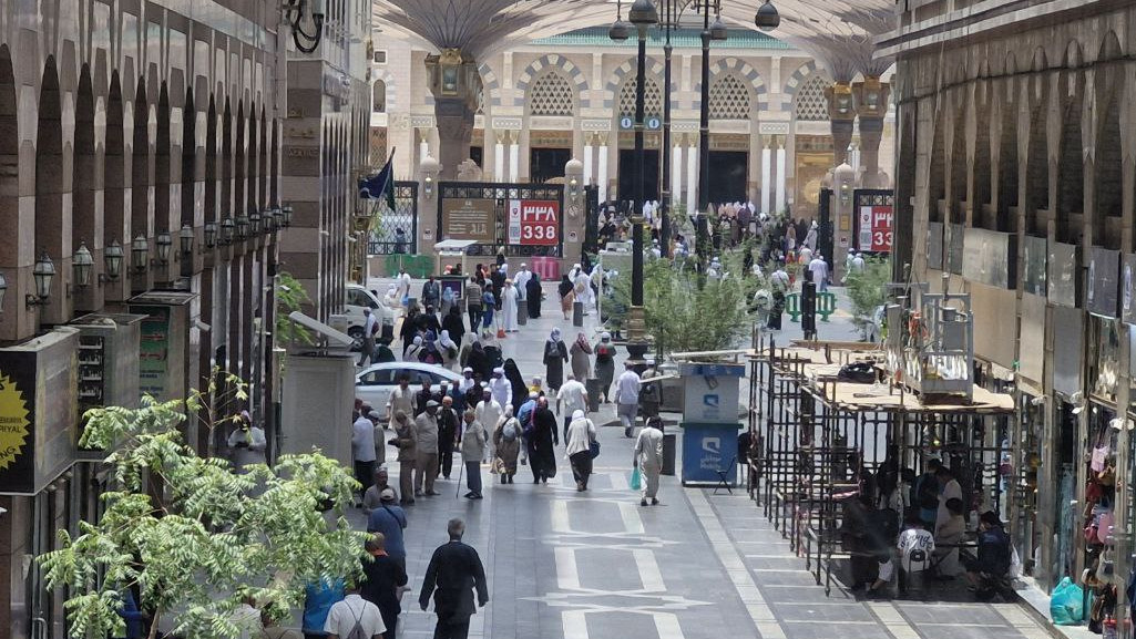RAMAI: Salah satu hotel jemaah di Madinah, berjarak 100 meter dari Masjid Nabawi. (KEMENAG.GO.ID)