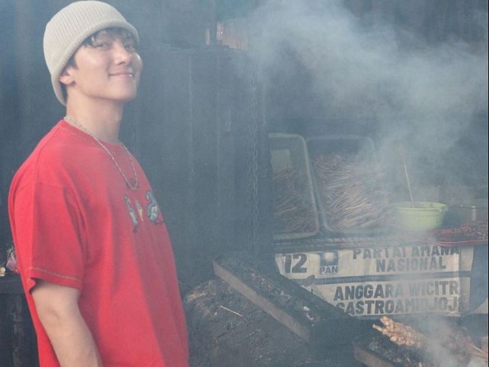 ANEH-ANEH SAJA: Ji Chang Wook foto dengan latar lapak jualan sate di salah satu daerah di Jakarta. (INSTAGRAM)