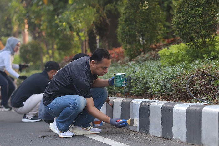 GERCEP: Wali Kota Surabaya Eri Cahyadi mengecat pembatas jalan saat kerja bakti di Jalan Raya Darmo, Surabaya, Minggu (12/5). (SURYANTO/RADAR SURABAYA)