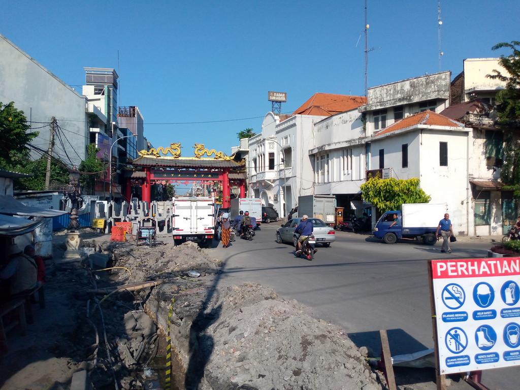 Cuaca cerah di Jalan Kembang Jepun, Surabaya. Siang hari terasa panas di jalan raya utama kawasan wisata Kya-Kya ini (Lambertus/Radar Surabaya).