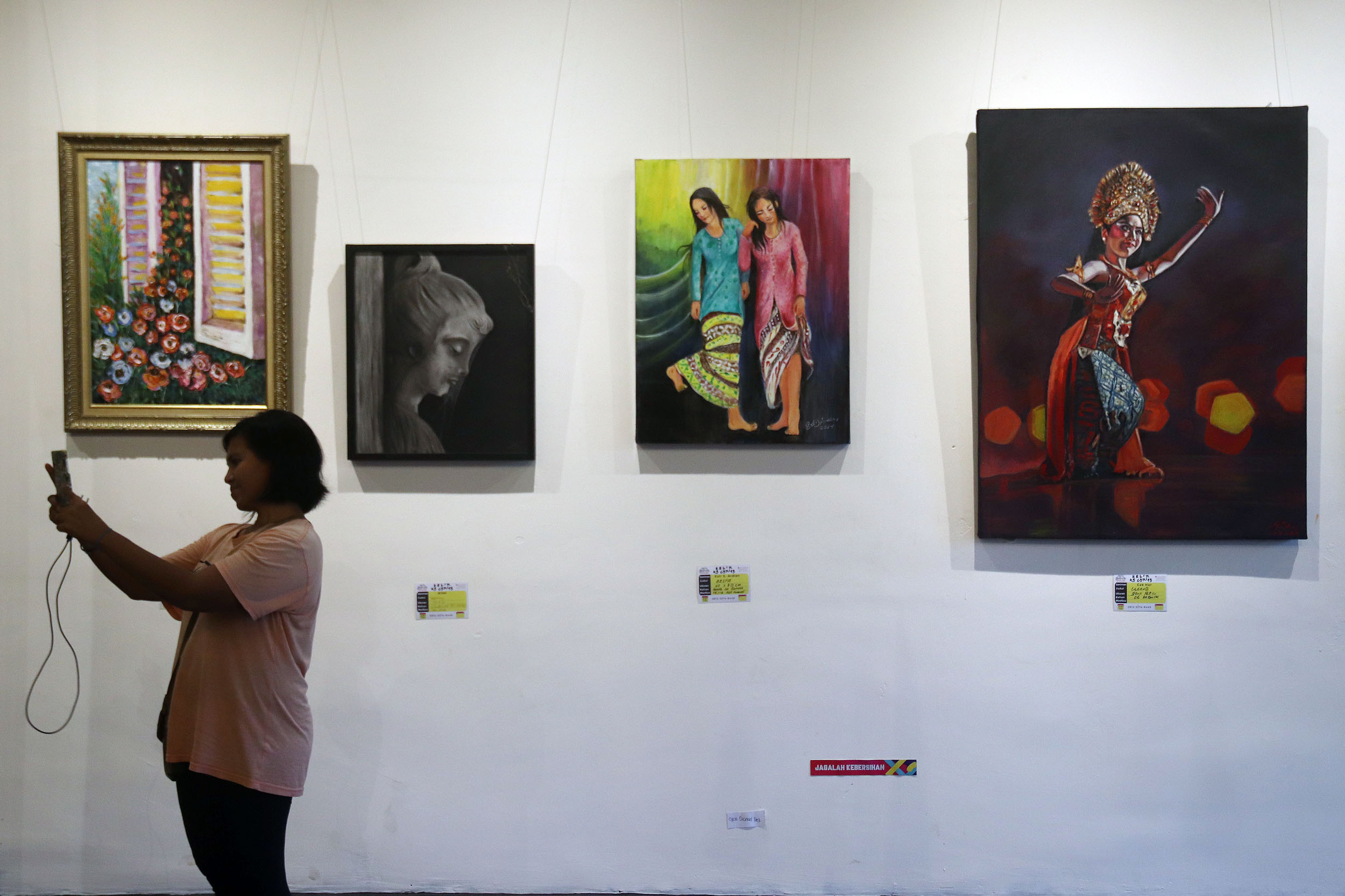 WARNA DAN CERITA: Karya seni lukis yang dipamerkan dalam pameran Kelir Kacarita di Galeri DKS Balai Pemuda, Selasa (14/5).