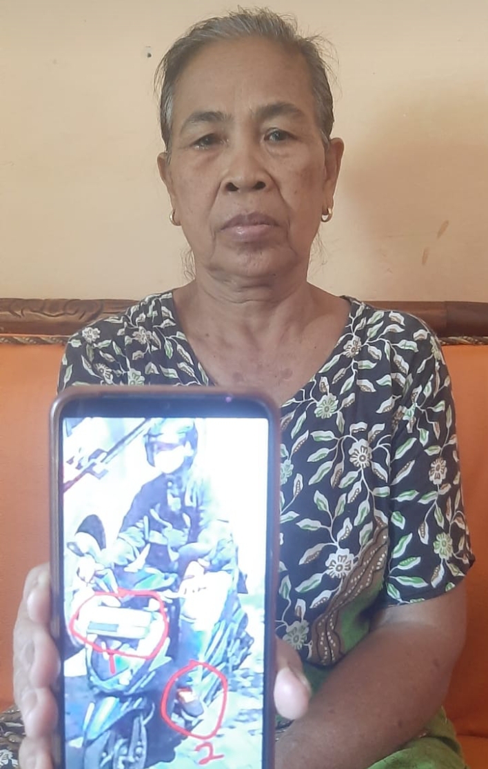 Kamsiti, 63, menunjukkan foto pelaku yang merampas kalung emasnya di Jalan Kebonsari I, Surabaya (Mahrus/Radar Surabaya).