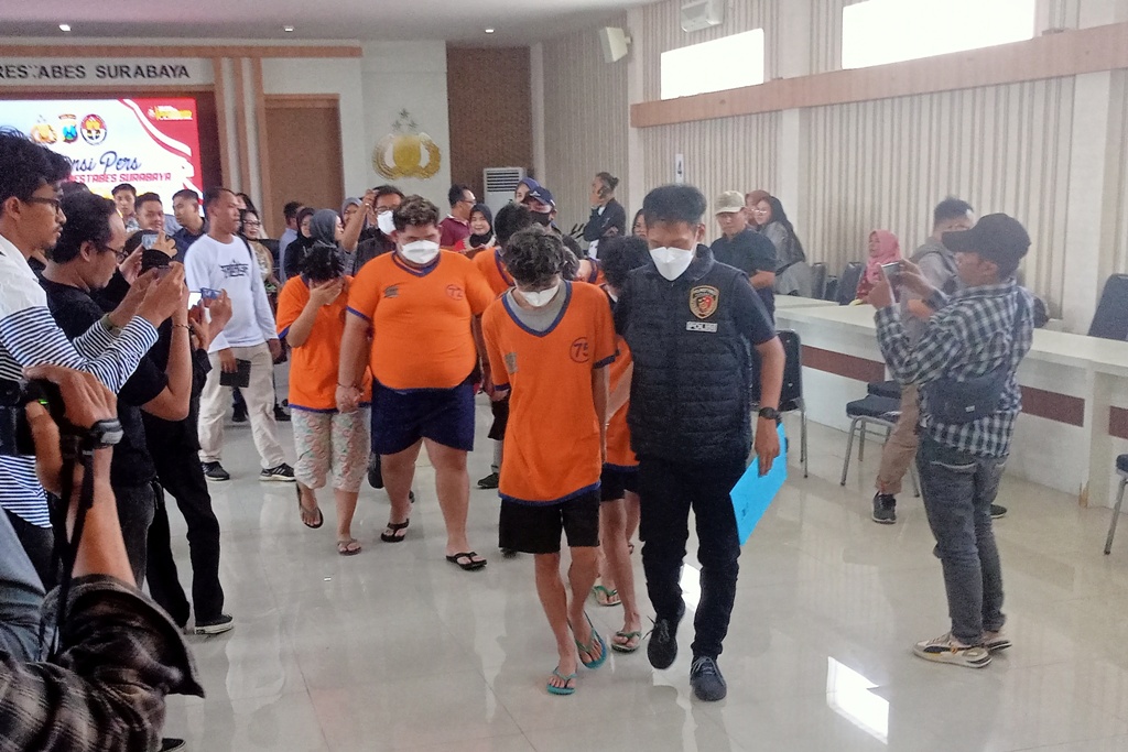 Mami Yeyen bersama anak buahnya diamankan di Polrestabes Surabaya (SURYANTO/RADAR SURABAYA).