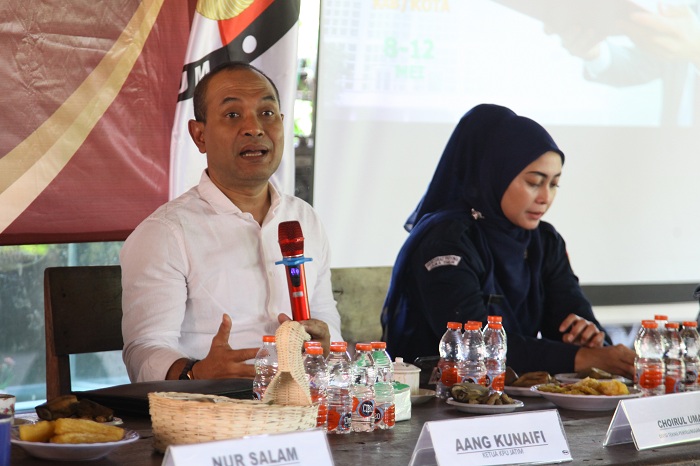 INDEPENDEN: Komisioner Divisi Teknis Penyelenggaraan Pemilu KPU Jatim Choirul Umam menjelaskan mengenai dokumen terkait bapaslon kepala daerah jalur independen, Selasa (14/5). (SURYANTO/RADAR SURABAYA