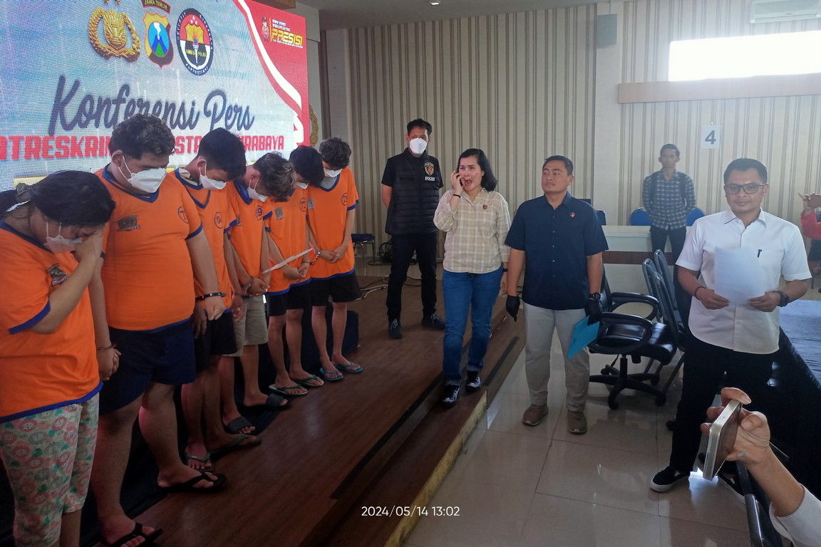 Mami Yeyen bersama komplotannya dari Sumatera Selatan ditahan di Polrestabes Surabaya (SURYANTO/RADAR SURABAYA).
